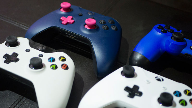 El mando original de la nueva Xbox One S es el de abajo a la derecha.